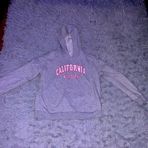 This is a very likely worn sweatshirt from Shein. That just does not fit anymore